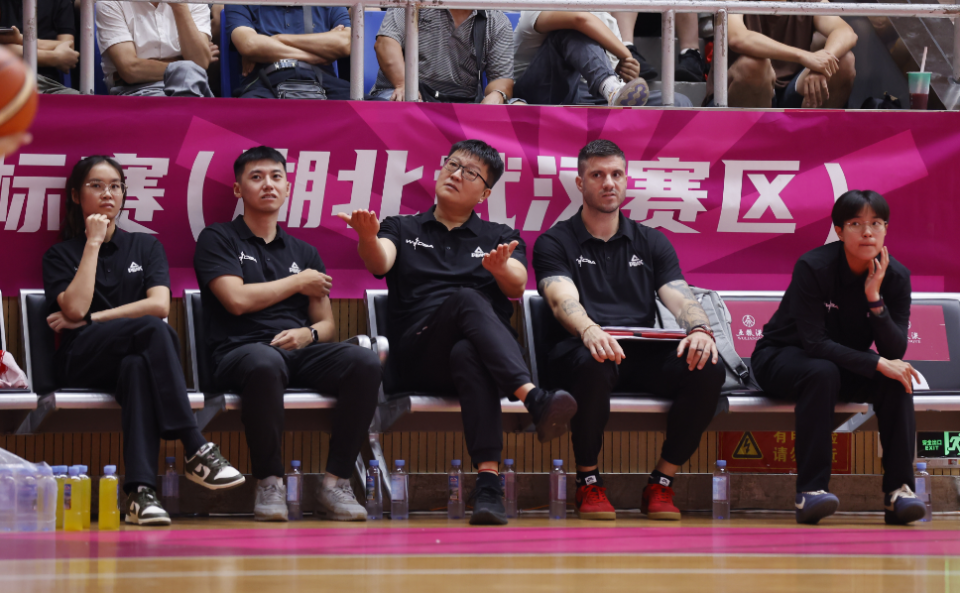 名观众面前