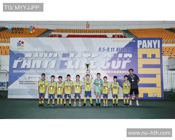 庆祝足球明星成长之路展现个人奋斗与荣耀时刻